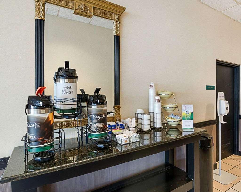 Quality Inn Lewisburg Restaurant photo